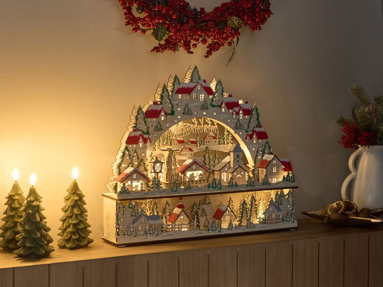 Dekorative hölzerne Weihnachtspyramide mit beleuchteter Winterlandschaft