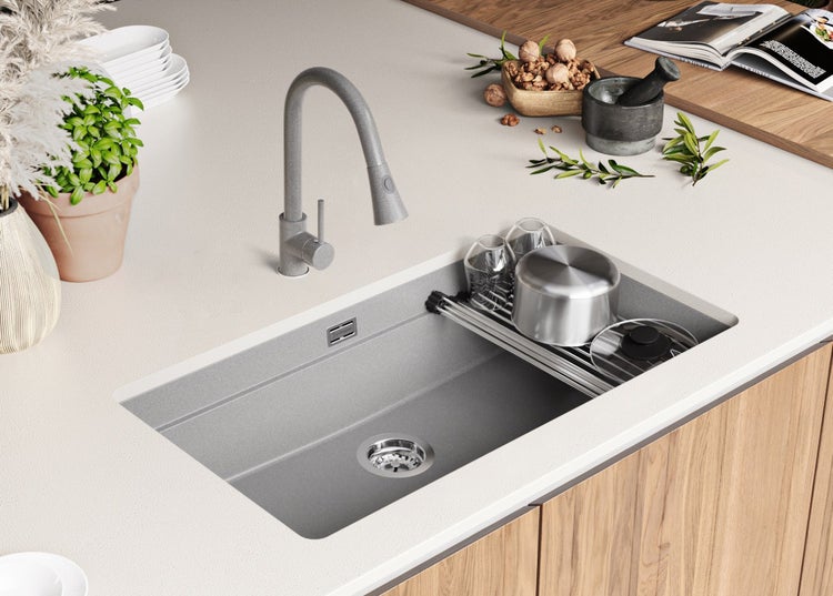 Küchenspüle mit Armatur und Abtropfgestell auf einer Küchentheke