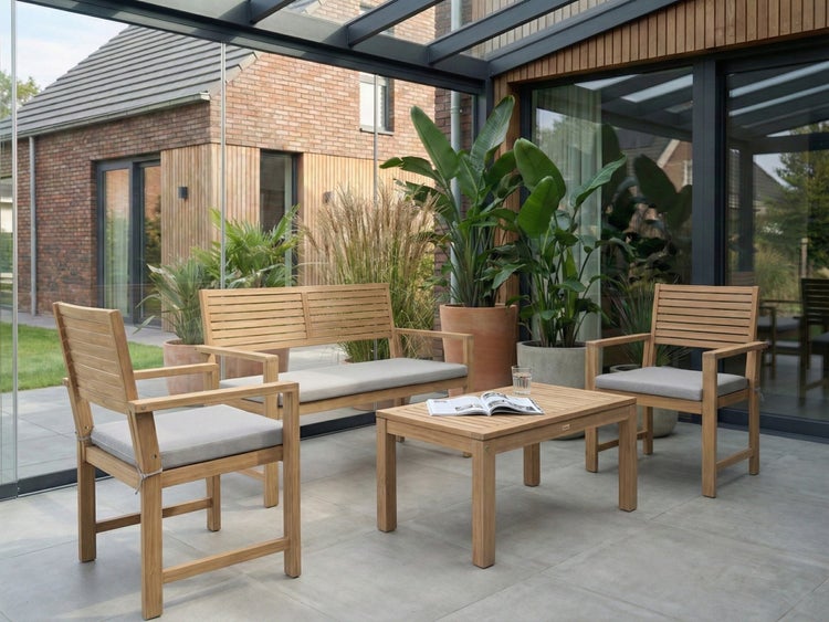 Gartenmöbelset aus Holz mit Bank, Stühlen und Tisch auf einer Terrasse