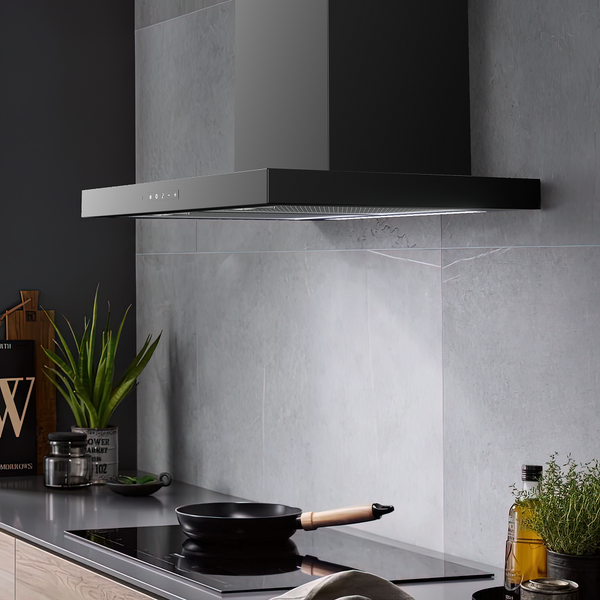 Schwarze Wandhaube über einem Induktionskochfeld in einer modernen Küche mit grauen Fliesen, hell und organisiert gestaltet.