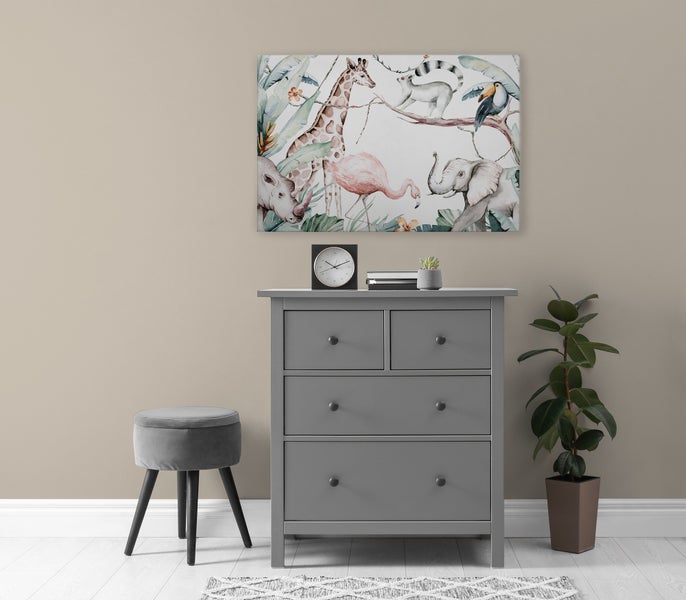 Wandbild mit Dschungelmotiven über einer Kommode mit Hocker und Pflanze in einem modern eingerichteten Raum.