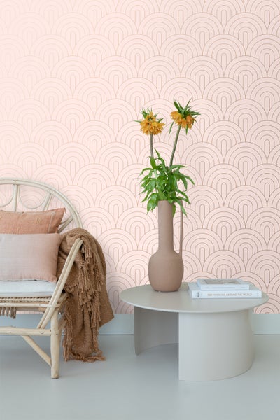 Szene mit Stuhl, Beistelltisch und Tapete mit Halbkreisdesign