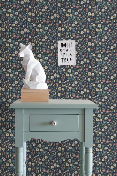 Dekorative Szene mit blumiger Tapete, Tisch und Fuchsfigur