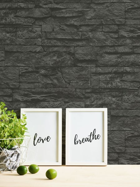 Schwarzer Kabelkanal mit Klebestreifen zur Kabelorganisation