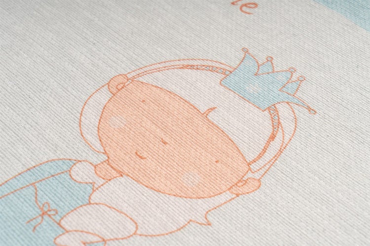 Nahaufnahme einer Vliestapete für das Kinderzimmer mit einer Illustration eines kleinen Prinzen mit Krone.