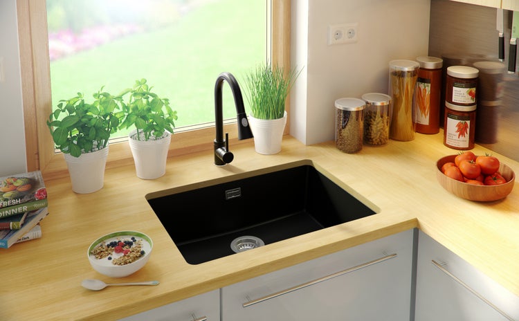 Spüle aus Verbundmaterial mit Armatur in einer hellen Küche