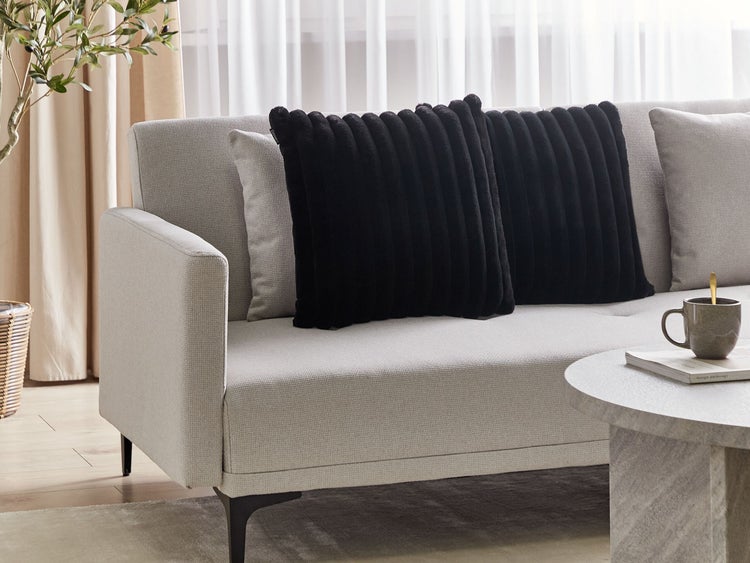 Holzschale mit getrockneten roten Beeren auf einem Holzteller