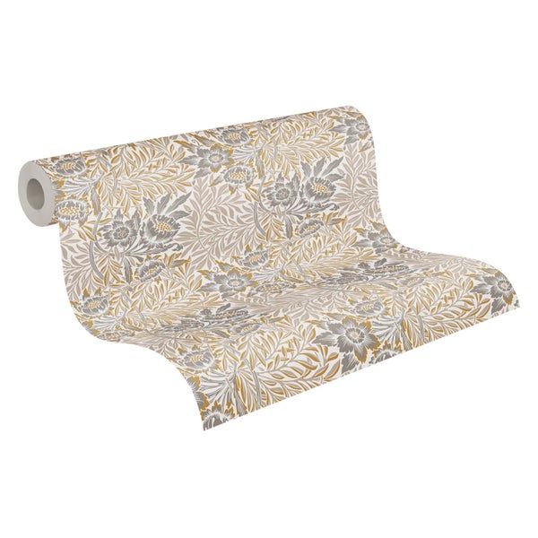 Dekorative Tapete mit floralem Muster in einem hellen Wohnraum mit Möbeln