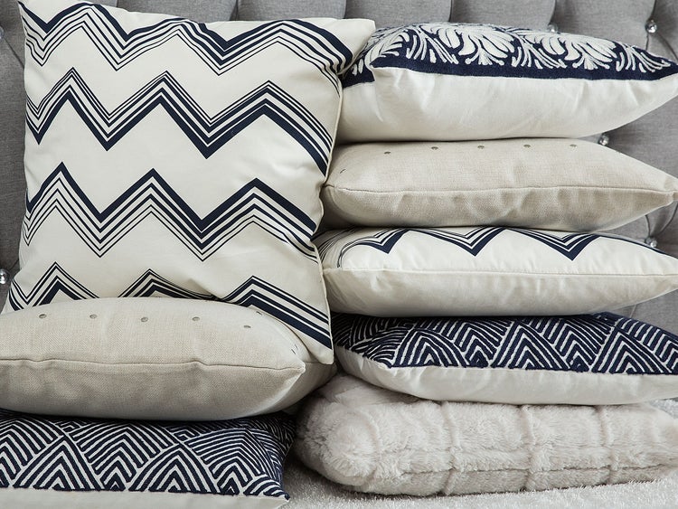 Dekokissen 2er Set NEMESIA Baumwolle 45 x 45 cm Dunkelblau Ikates Muster