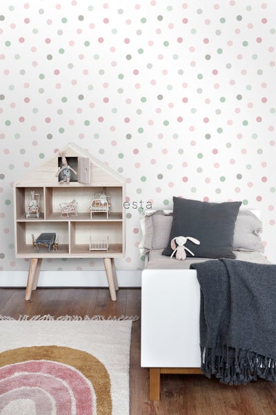 Kinderzimmer mit Puppenhausregal, Kinderbett, Kissen, Decke, Teppich und gepunkteter Tapete