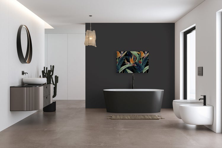 Modernes Badezimmer mit freistehender Badewanne, Wandwaschtisch, hängendem WC und Bidet in einem minimalistischen Design mit dekorativem Wandbild.