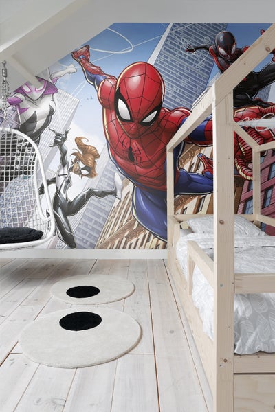 Kinderzimmer mit Wandtapete mit Comicfiguren, Holzhausbett und Hängesessel