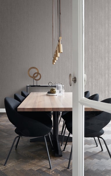 Esszimmer mit Esstisch, Stühlen und Dekoration