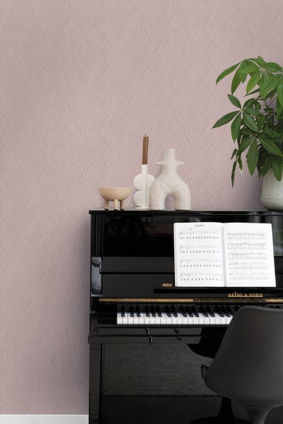 Nahaufnahme einer Wand mit geometrischer Tapete in einem Musikzimmer mit Klavier