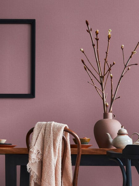 Szene mit Tischgedeck, Vase mit Zweigen und einfarbiger Tapete