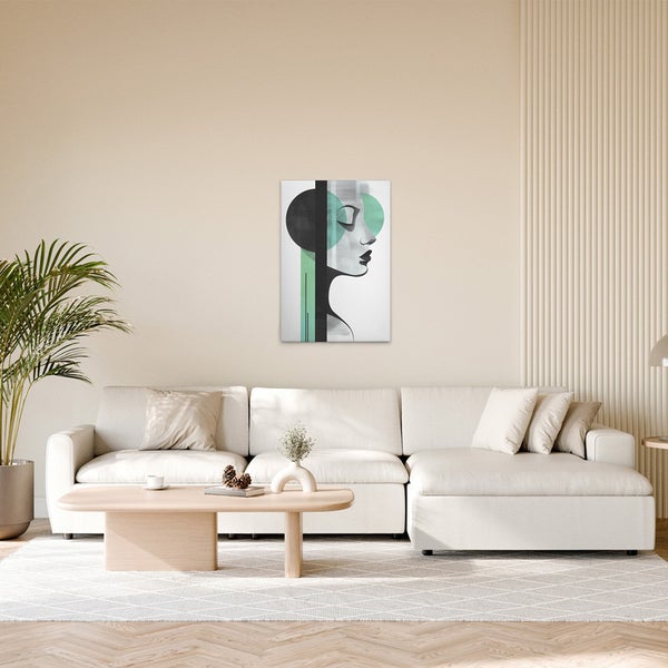 Wohnzimmer mit Sofa, Tisch und Wandbild mit Frauengesicht