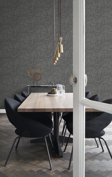 Esszimmer mit Esstisch, Stühlen und gemusterter Tapete für ein stilvolles Ambiente