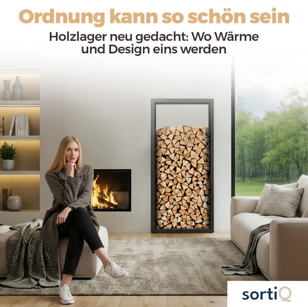 Hohes schwarzes Kaminholzregal aus Metall in einem modernen Wohnzimmer mit brennendem Kamin, einer Person und sortiq Logo.