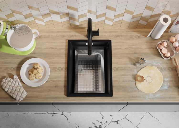 Küchenszene mit Spüle, Armatur, Teig, Plätzchen und Küchenmaschine