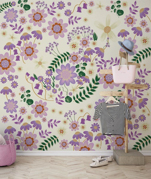 Dekorative Wandgestaltung mit Blumenmuster, Kleiderständer mit Accessoires und Kleidung im Raum