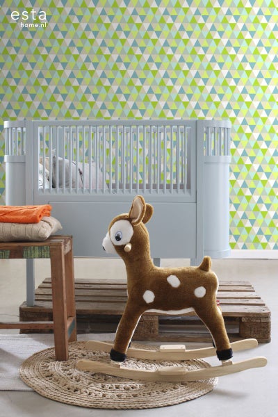 Kinderzimmer mit Babybett, geometrischer Tapete und Schaukelreh