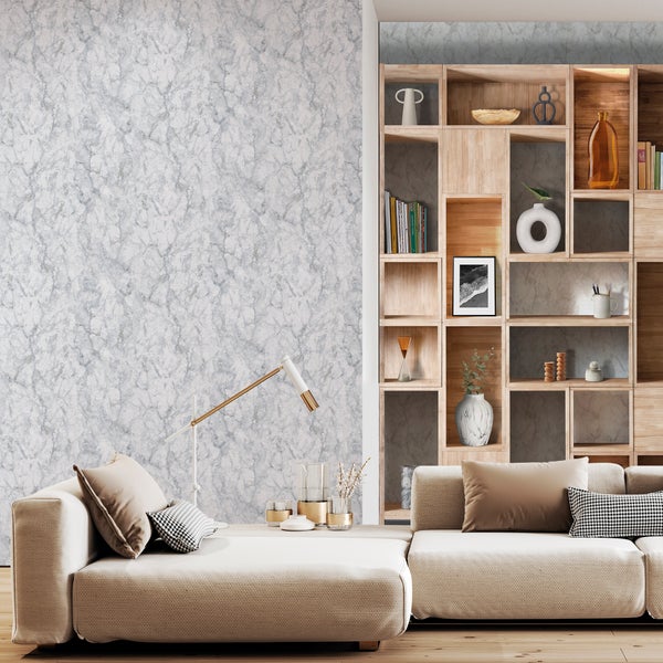 Wohnzimmer mit Sofa, Bücherregal und Dekorationsgegenständen