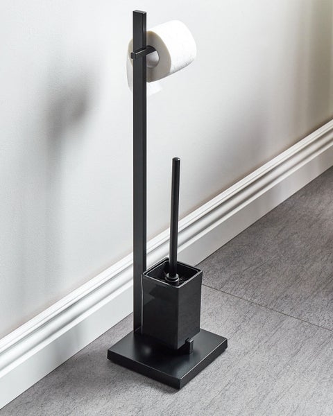Stehende WC-Garnitur in Schwarz mit integriertem Toilettenpapierhalter und Toilettenbürste im modernen, eckigen Design.