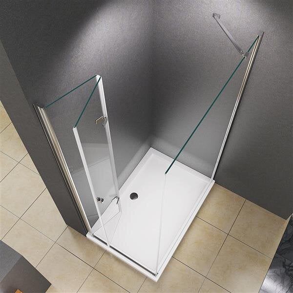 Dusche mit rechteckiger Duschwanne und einer Duschabtrennung aus Glas