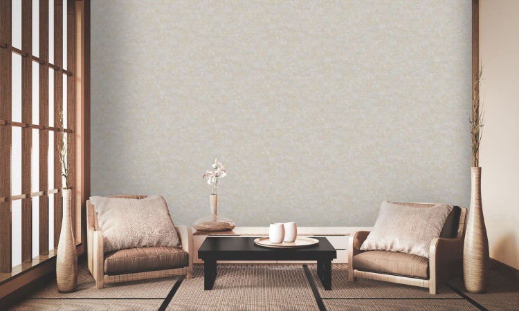 Wohnzimmer mit Sofa, Tisch und dekorativer Tapete für ein gemütliches Ambiente.