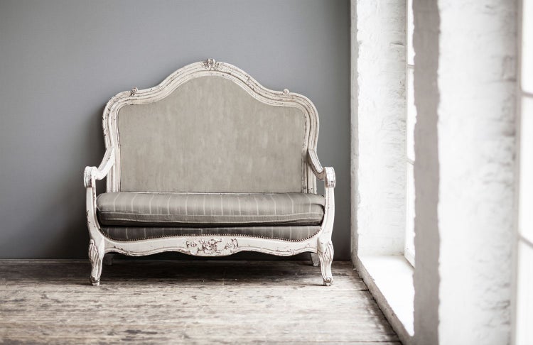 Dekoratives Sofa mit Holzrahmen und Polsterung