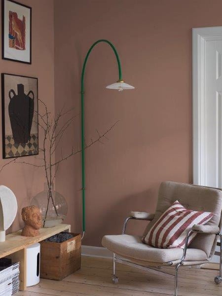 Geschmückter, schneebedeckter Weihnachtsbaum mit Kugeln und Dekoration