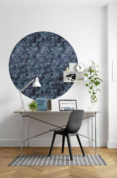 Arbeitszimmer mit Schreibtisch, Stuhl, Wanddekoration und Regal