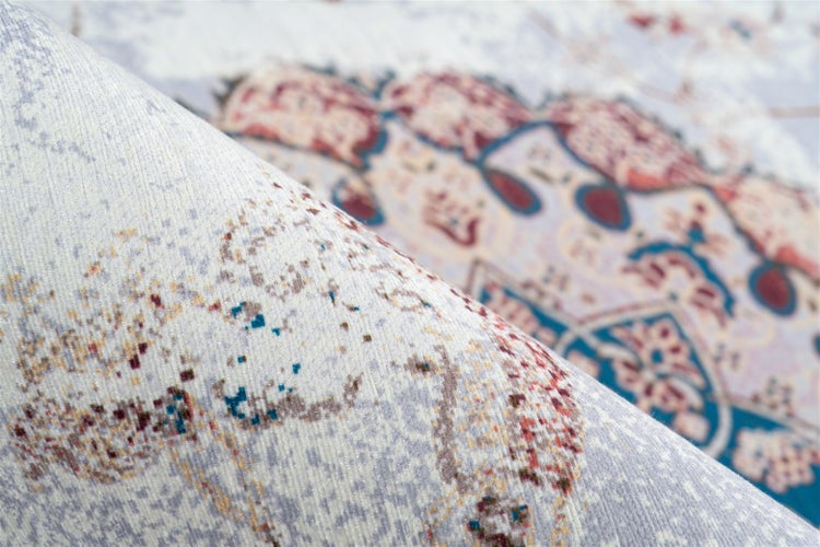 Nahaufnahme eines Teppichs mit orientalischem Muster und feiner Webstruktur.