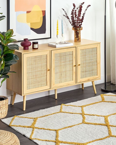 Schwarze Antirutschmatte in Rollenform mit genoppter Oberflächenstruktur aus Gummi oder Kunststoff für Schubladen oder Regale.