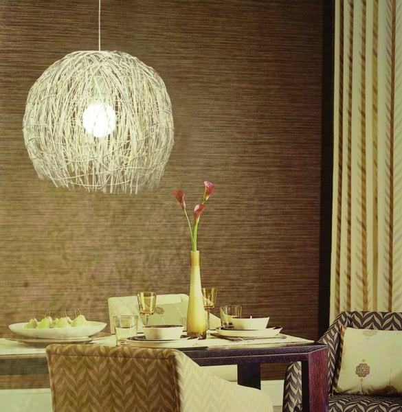 Dekorativer Esstisch mit Pendelleuchte aus Rattan.