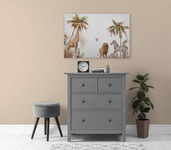 Wandbild mit Dschungel und Safari Tieren wie Giraffe und Löwe, hängend über einer grauen Kommode in einem modern eingerichteten Raum.