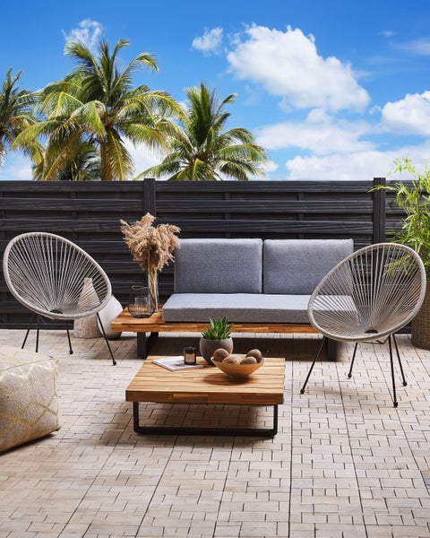 Terrasse mit Loungemöbeln, bestehend aus Sofa, Sesseln und Couchtisch