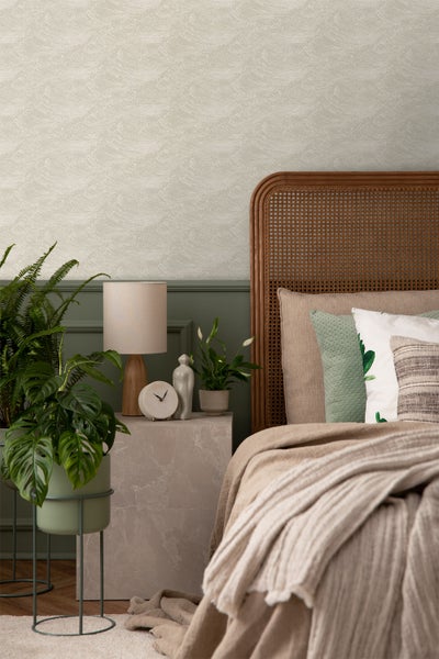 Schlafzimmer mit Rattanbett und gemusterter Tapete