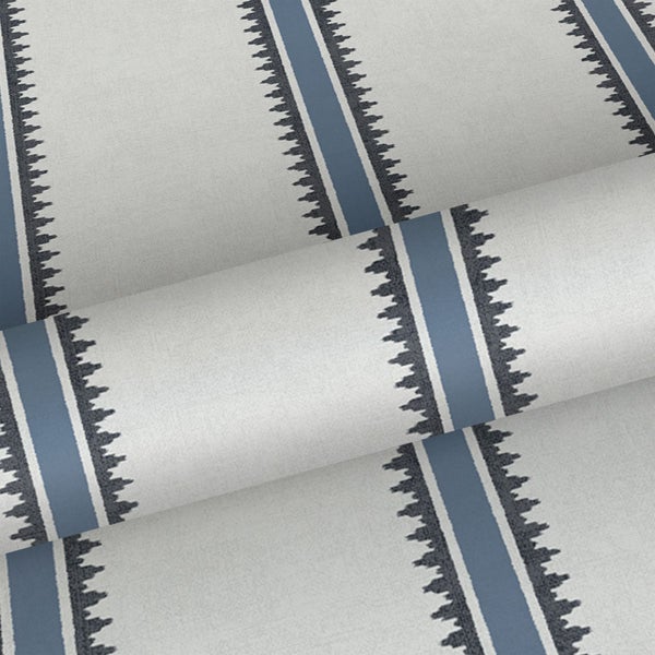 Tapetenrolle mit Streifenmuster