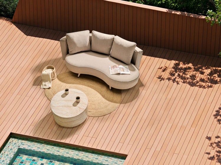 Terrasse mit Loungemöbeln, Couchtisch und Pool