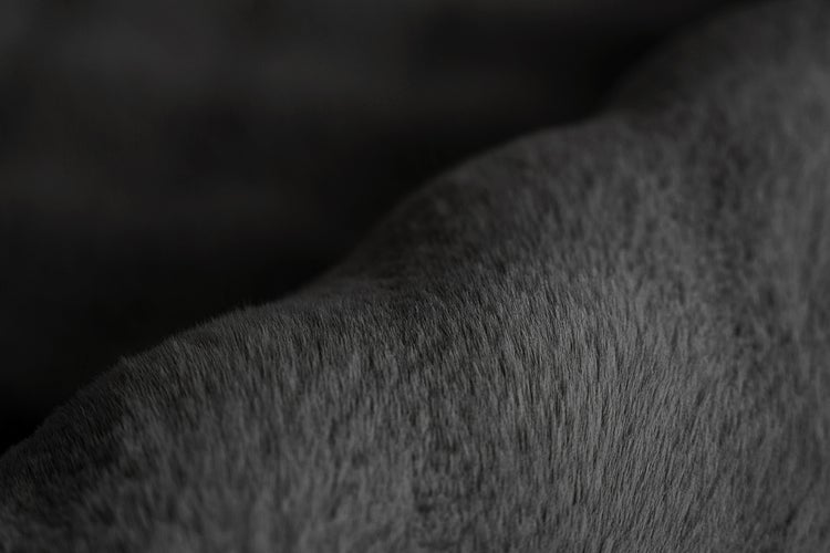Detailaufnahme der weichen Oberfläche von Kunstfell in Anthrazit.