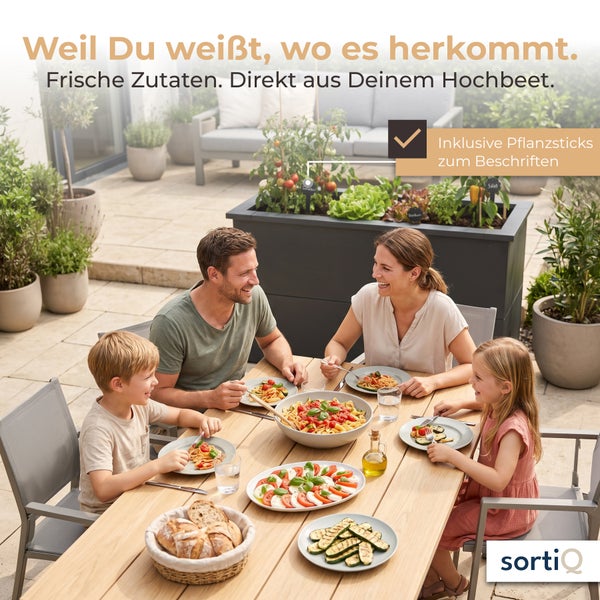 Eine Familie isst auf einer Terrasse vor einem grauen sortiQ Hochbeet mit Gemüse. Inklusive Pflanzsticks zum Beschriften. sortiQ Logo.