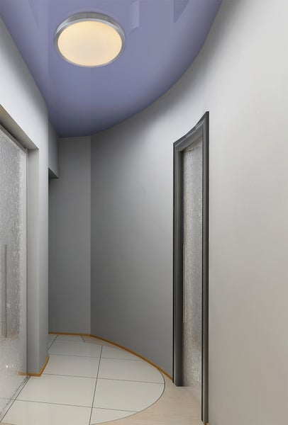 Flur mit Deckenleuchte und Türen