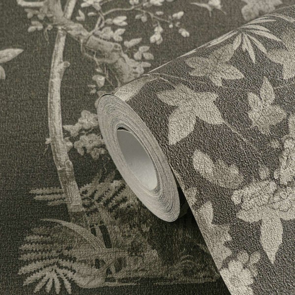 Eine Rolle Vliestapete mit floralem Muster und Blättermotiv für die Wandgestaltung