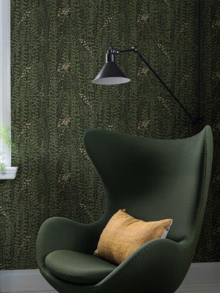 Wohnzimmer mit grüner Tapete, Sessel und Lampe