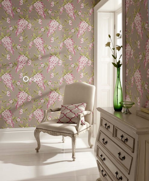 Szene mit einem Stuhl vor einer Wand mit Blumendekor, einer Kommode und Dekorationen.