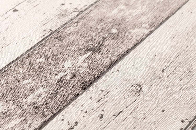 Heller Raum mit Holzwandtapete, Korbsessel und Bett