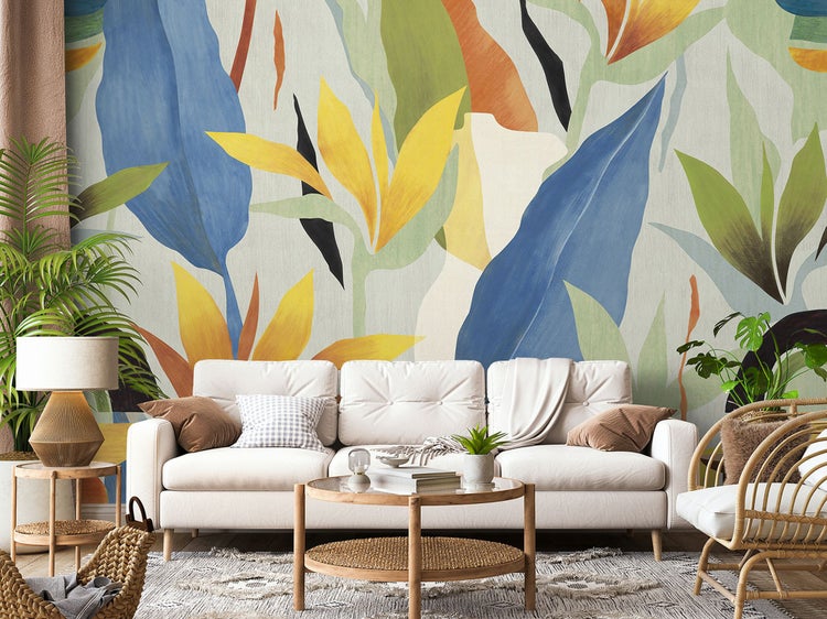 Wohnzimmer mit Sofa, Couchtisch und gemusterter Tapete mit Pflanzenmotiven.