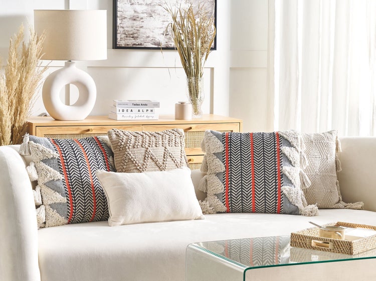 Wohnzimmer mit Sofa und Zierkissen in verschiedenen Designs