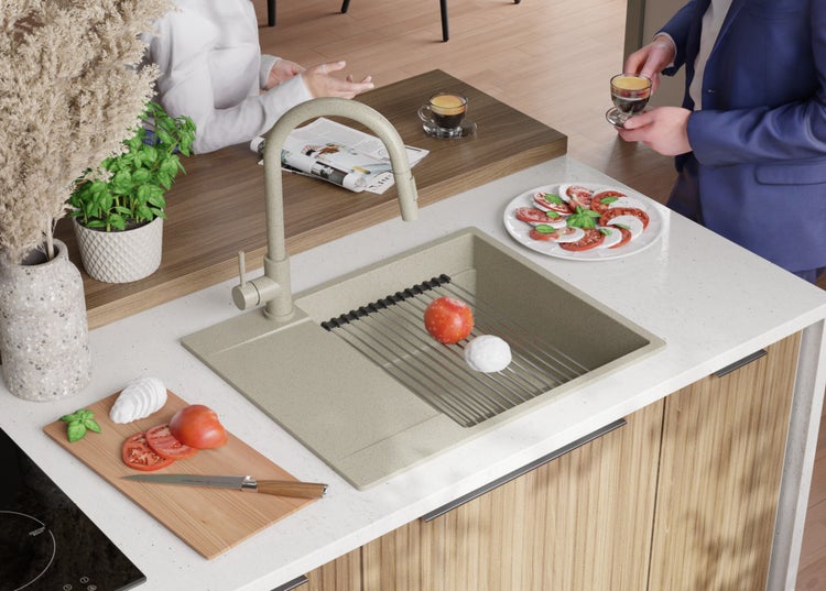 Küchenszene mit Spüle, Armatur, Lebensmitteln und Geschirr zum Kochen und Essen.